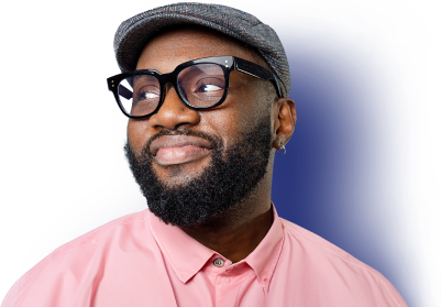 Un joven afroamericano con gorra de vendedor de periódicos y gafas sonríe mientras mira